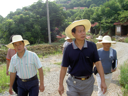 员吴官保带领烟花处李金明副处长,范灿文在常德市安监局胡天保副局长