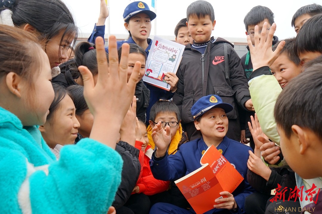 “湖南省岗位学雷锋标兵”李巧莲进校园