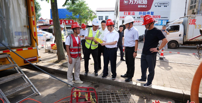 周振宇察看“湘超”常德赛区赛场准备及安全保障工作