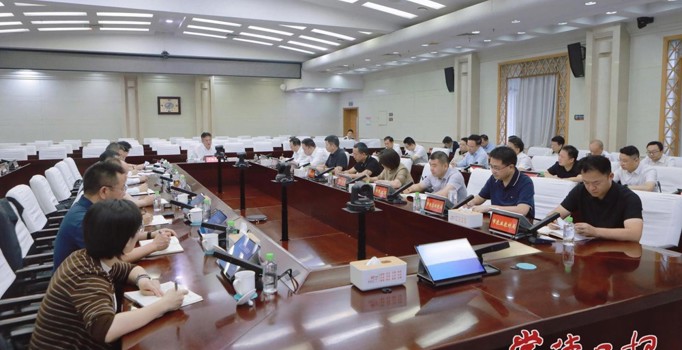 罗毅君主持召开重点工作调度会